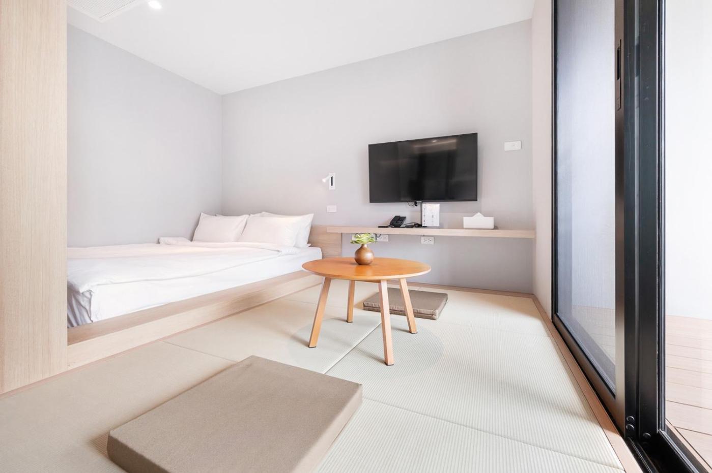 Livezen Bangkok Sukhumvit Hotel Exterior photo